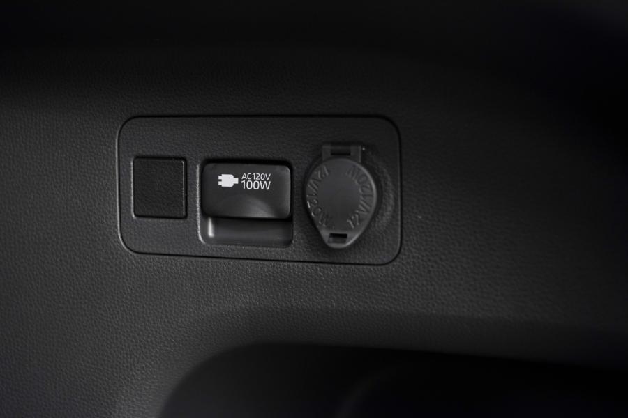 Детали интерьера Toyota RAV4 Adventure 2018 года  (NA) (фото 79 из 196)